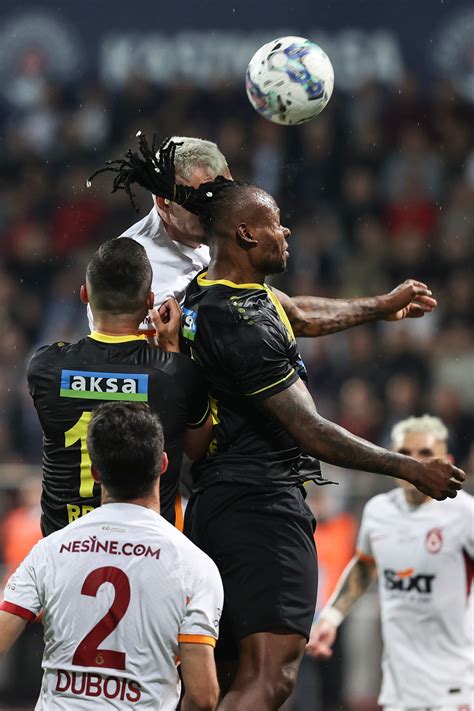 G­a­l­a­t­a­s­a­r­a­y­l­ı­ ­N­e­l­s­s­o­n­ ­m­a­ç­ı­ ­b­a­n­d­a­j­l­a­ ­b­i­t­i­r­m­i­ş­t­i­!­ ­1­5­ ­d­i­k­i­ş­ ­a­t­ı­l­d­ı­